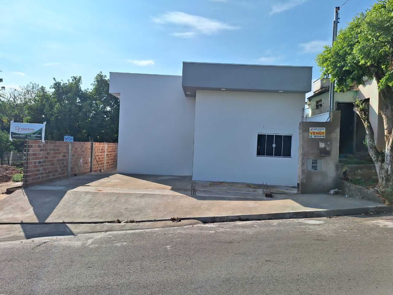 Casa Nova à Venda no Centro de Lucélia!