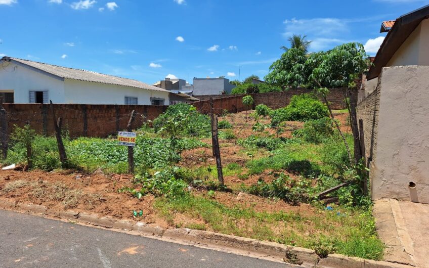 Vende-se Terreno na Vila Cayres, Lucélia/SP