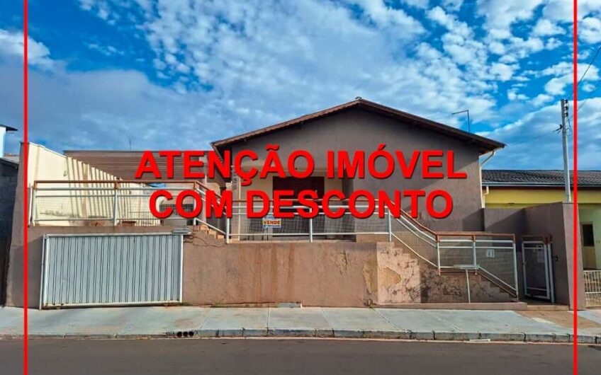 Vende-se Belíssima Casa Residencial na Rua Francisco Xavier de Oliveira em Lucélia-SP – Agora com Desconto