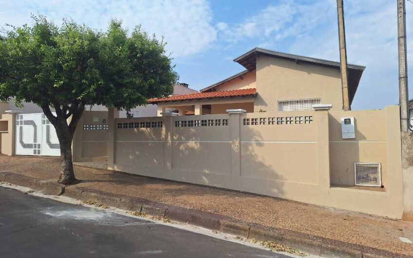 Residência à Venda no Centro de Lucélia – Localização Privilegiada!