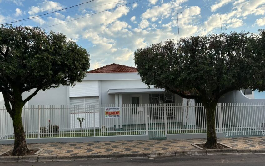 Vende-se Casa bem localizada com amplo terreno em Lucélia-SP