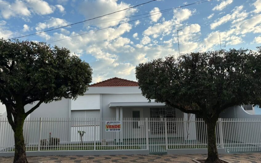 Vende-se Casa bem localizada com amplo terreno em Lucélia-SP