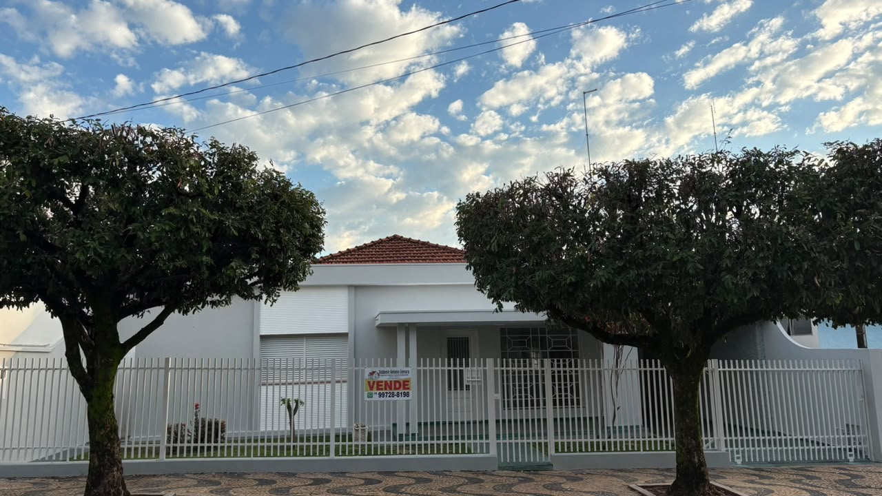 Vende-se Casa bem localizada com amplo terreno em Lucélia-SP