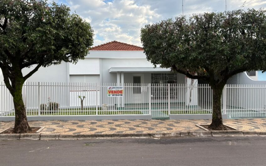 Vende-se Casa bem localizada com amplo terreno em Lucélia-SP