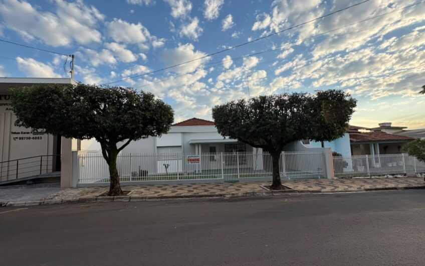 Vende-se Casa bem localizada com amplo terreno em Lucélia-SP
