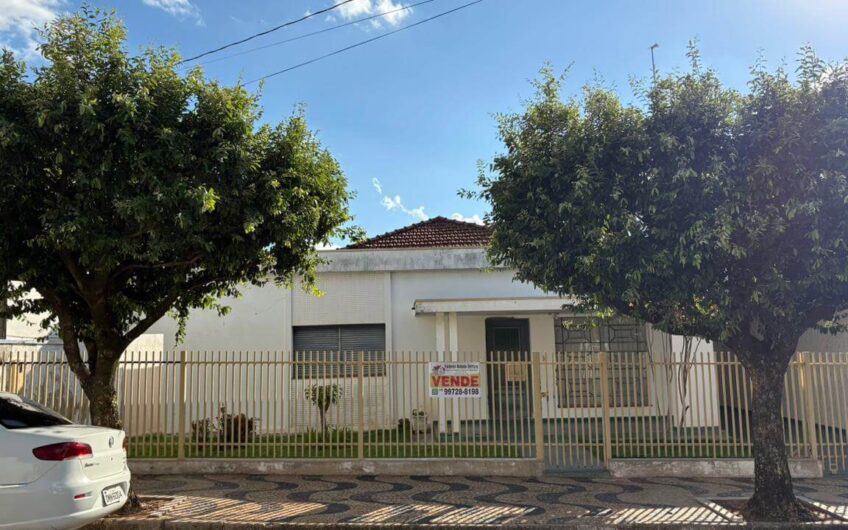 Vende-se Casa bem localizada com amplo terreno em Lucélia-SP