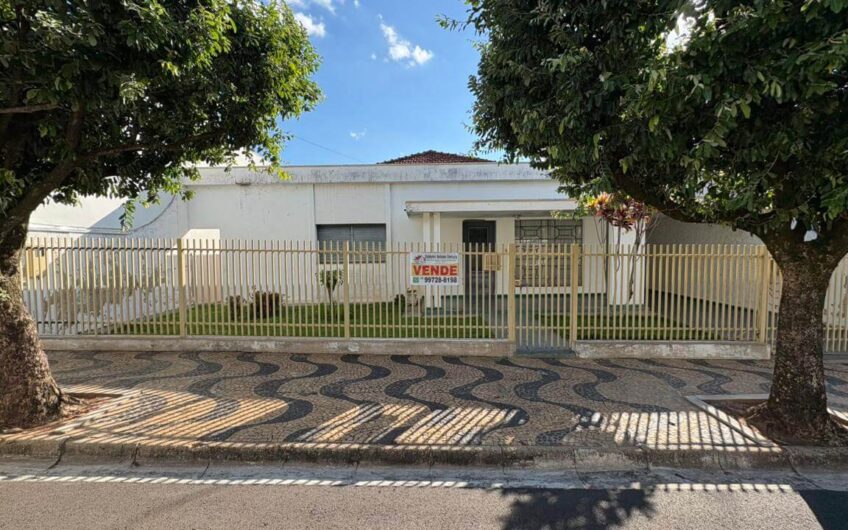 Vende-se Casa bem localizada com amplo terreno em Lucélia-SP