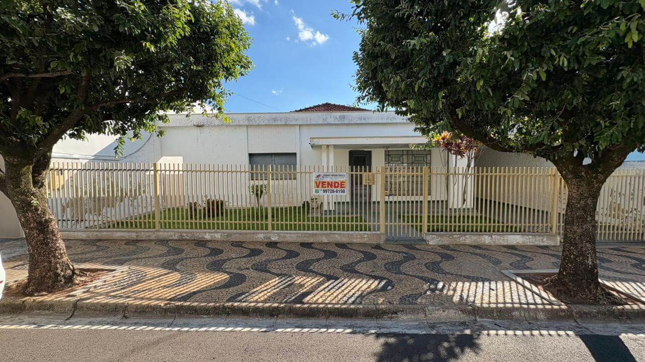 Vende-se Casa bem localizada com amplo terreno em Lucélia-SP