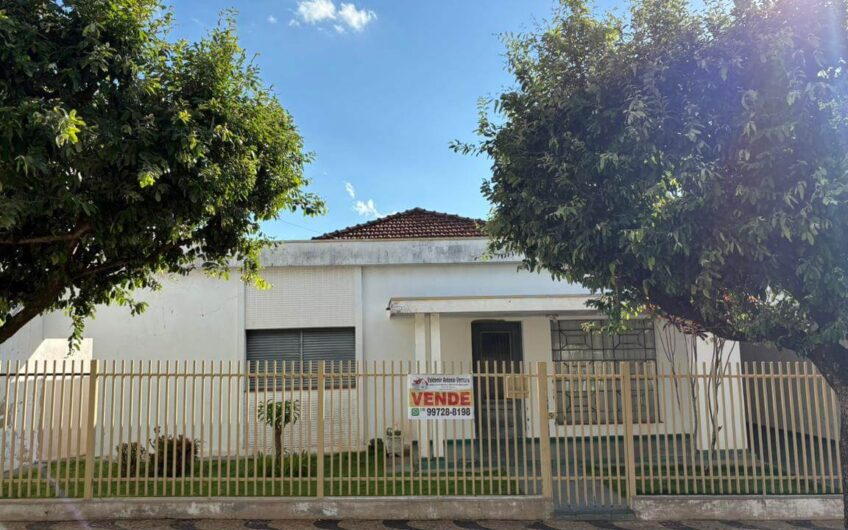 Vende-se Casa bem localizada com amplo terreno em Lucélia-SP