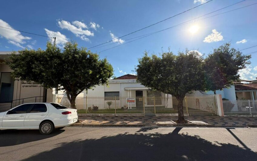Vende-se Casa bem localizada com amplo terreno em Lucélia-SP