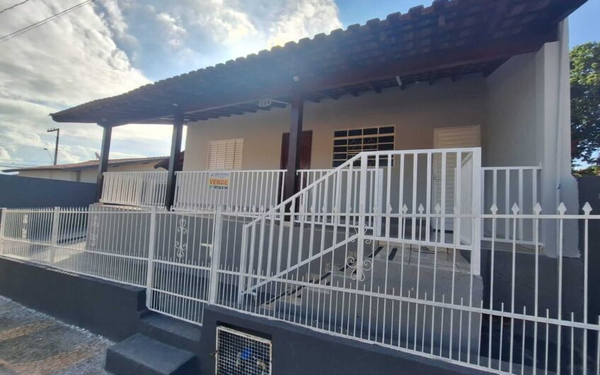 Vende-se Casa na rua Padre Antonio Ribeiro Pinto em Lucélia