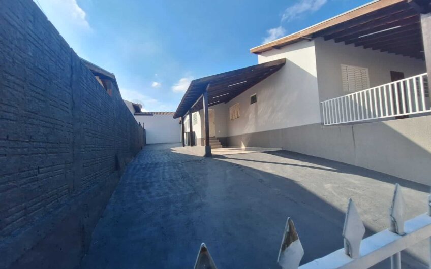 Vende-se Casa na rua Padre Antonio Ribeiro Pinto em Lucélia