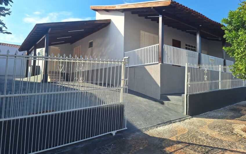 Vende-se Casa na rua Padre Antonio Ribeiro Pinto em Lucélia