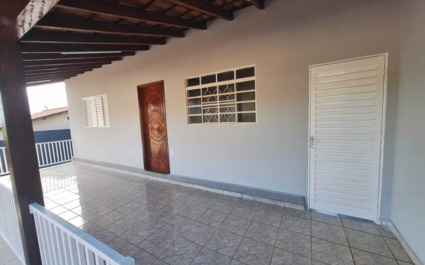 Vende-se Casa na rua Padre Antonio Ribeiro Pinto em Lucélia
