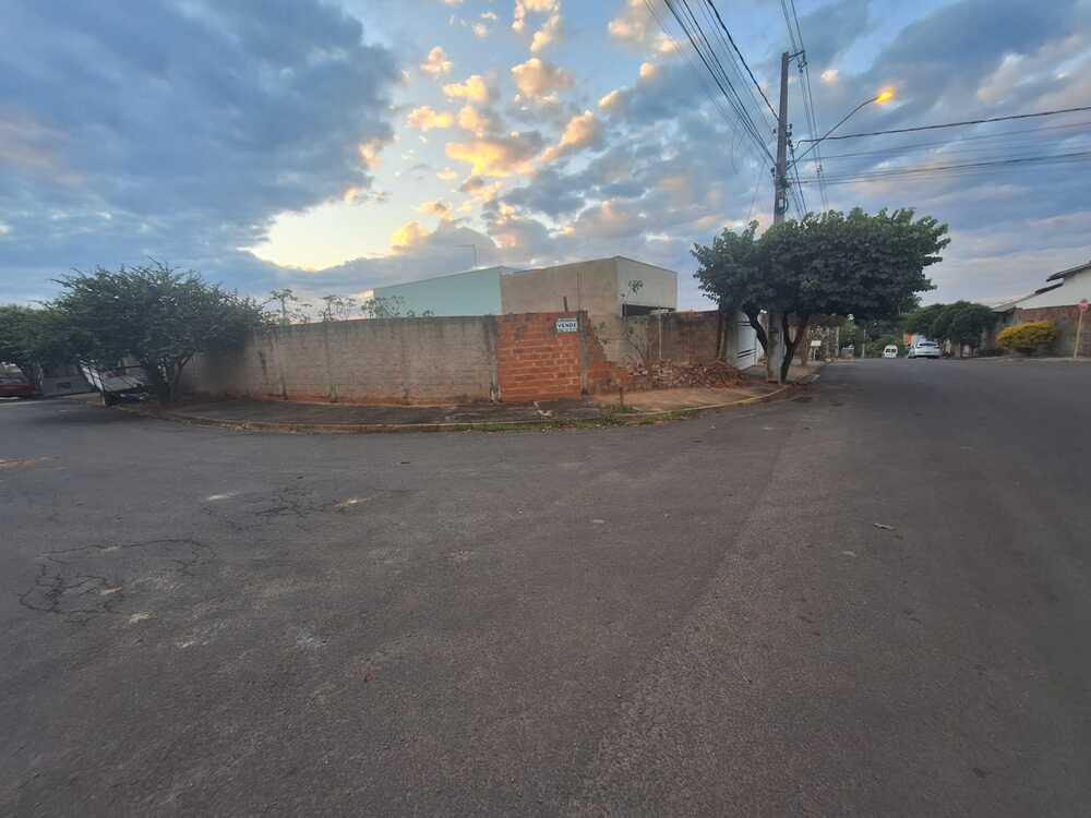 Vende-se Terreno de Esquina Loteamento parque dos sonhos