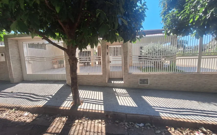 Vende-se Imóvel Residencial com amplo terreno em Lucélia -SP