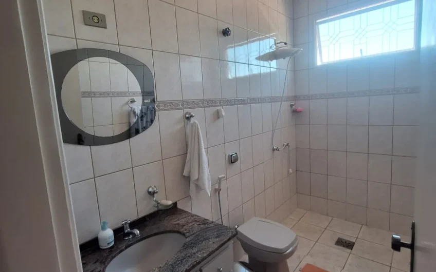 Vende-se Imóvel Residencial com amplo terreno em Lucélia -SP
