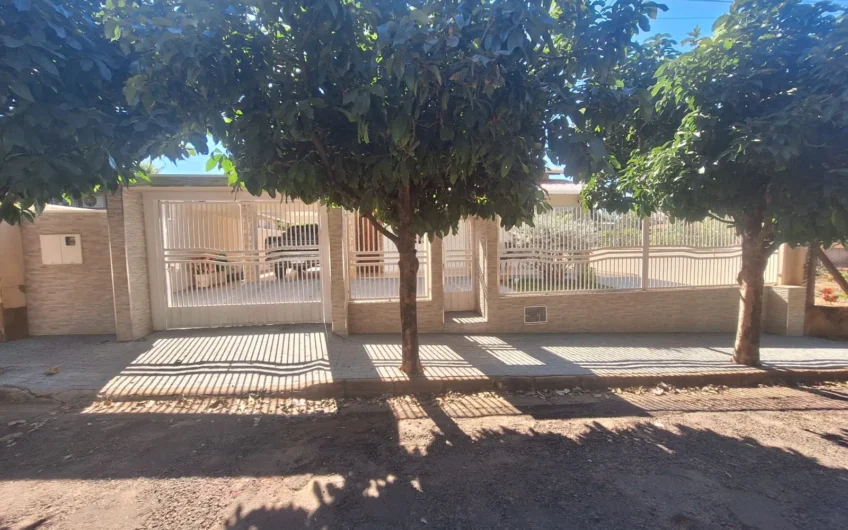 Vende-se Imóvel Residencial com amplo terreno em Lucélia -SP
