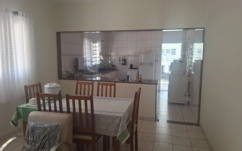Vende-se Imóvel Residencial com amplo terreno em Lucélia -SP