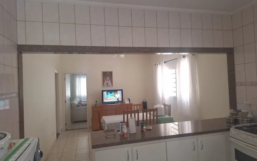 Vende-se Imóvel Residencial com amplo terreno em Lucélia -SP